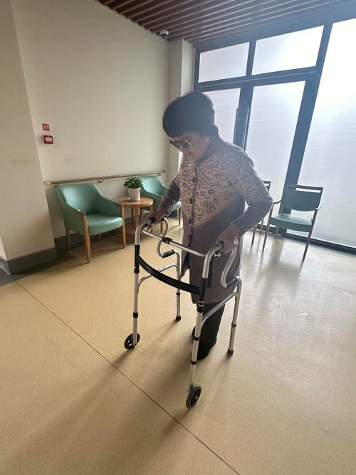 养老服务记丨经过悉心照护盛阿婆终于站了起来